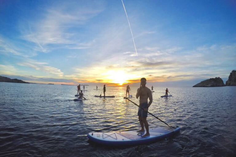 Hacer paddle surf en Ibiza