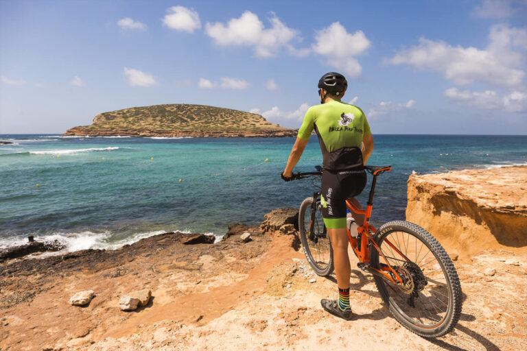 Rutas en bicicleta por Ibiza: esta es la mejor época para conocerla