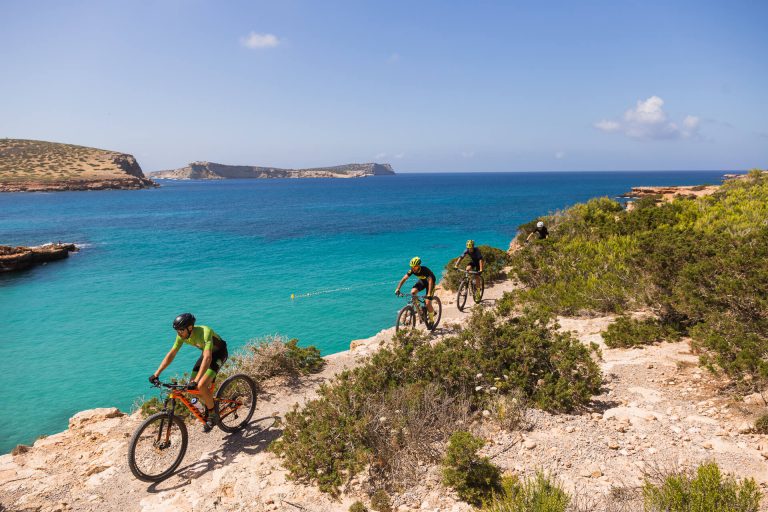 Alquiler de bicicletas en Ibiza: elige rutas btt o de carretera